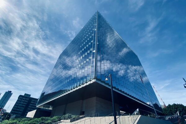 los angeles, ca, jan 2020: new federal court house building, a reflective, glass cube design in downtown civic center area.